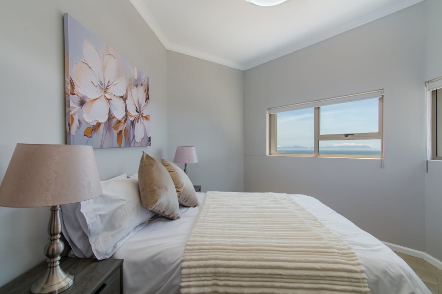 To Let 4 Bedroom Property for Rent in Mountainside Western Cape